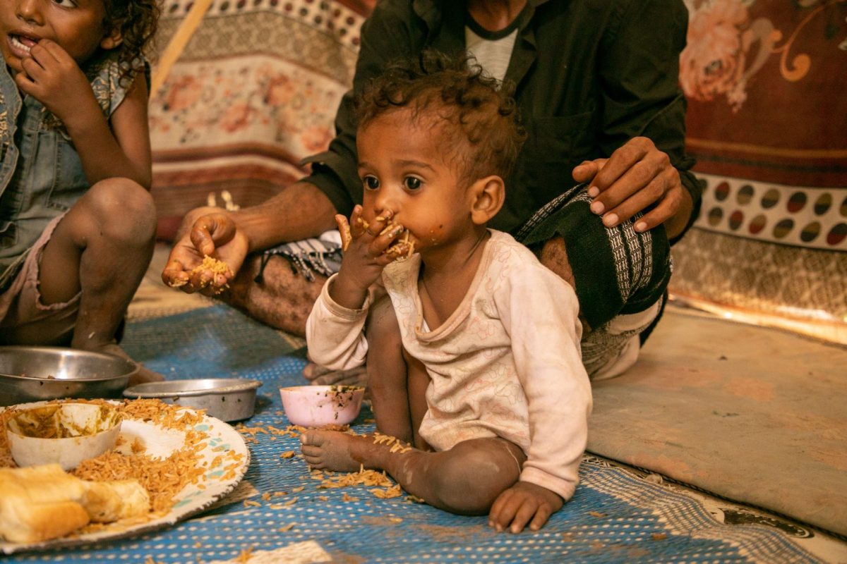 O desnutrido Basel, de apenas 1 ano de idade, no acampamento que vive com os pais no Iêmen: fome se espalha em país destroçado pela guerra (Foto: PMA)