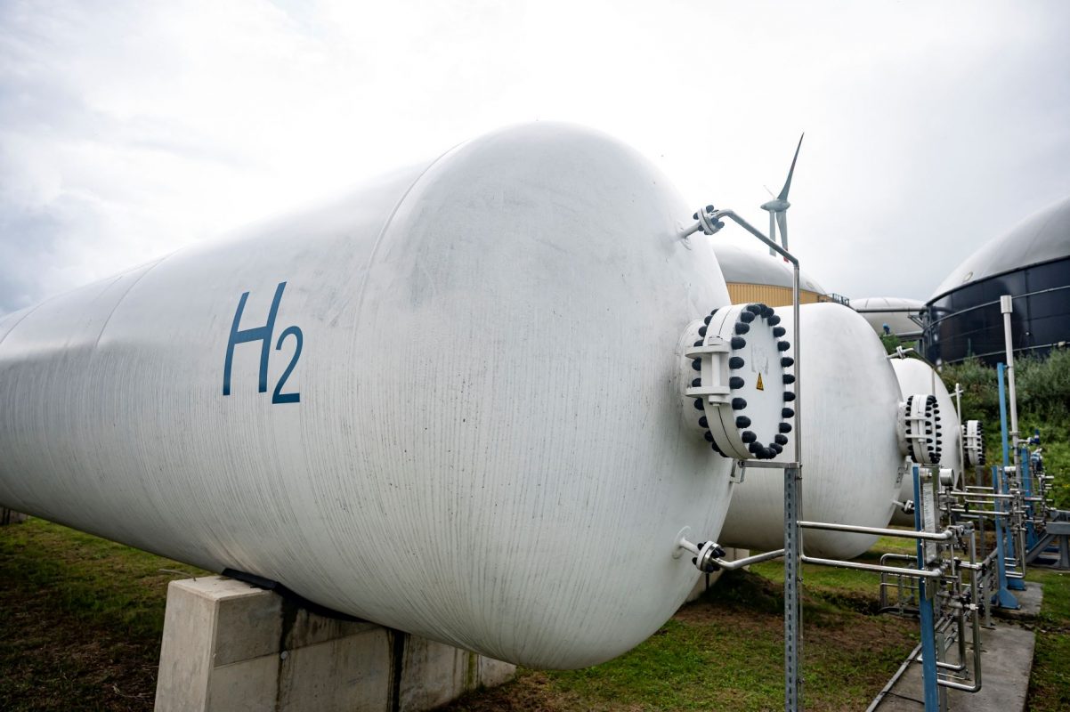 Tanque em planta de energia em Brandenburg, na Alemanha, onde hidrogênio verde é produzido por energia eólica: projetos para combustível no Nordeste do Brasil (Foto: Fabian Sommer / dpa / AFP - 28/08/2021)