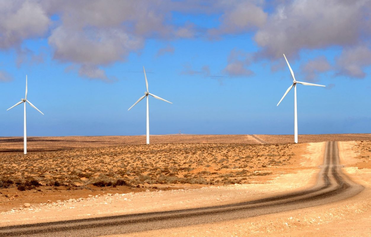Torres de energia eólica no Sahara Ocidental: Marrocos produz energia renovável em áreas ocupadas e alvo de disputa internacional (Foto: Patrice Thebaud / AFP)