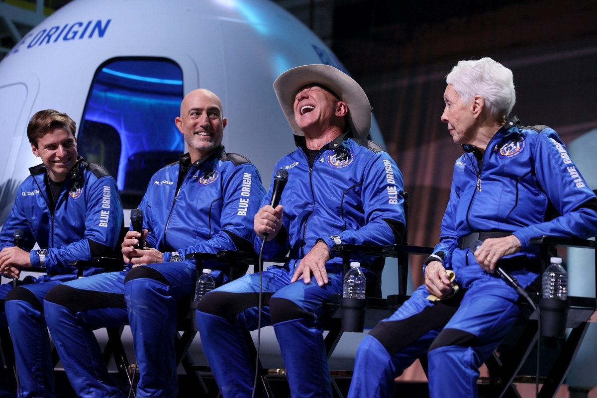 Jeff Bezos, de chapéu, e a tripulação do New Shepard, da Blue Origin, dão uma entrevista coletiva após voar para o espaço no Blue Origin New Shepard em 20 de julho de 2021, em Van Horn, no Texas. Foto Joe Raedle/Getty Images/AFP