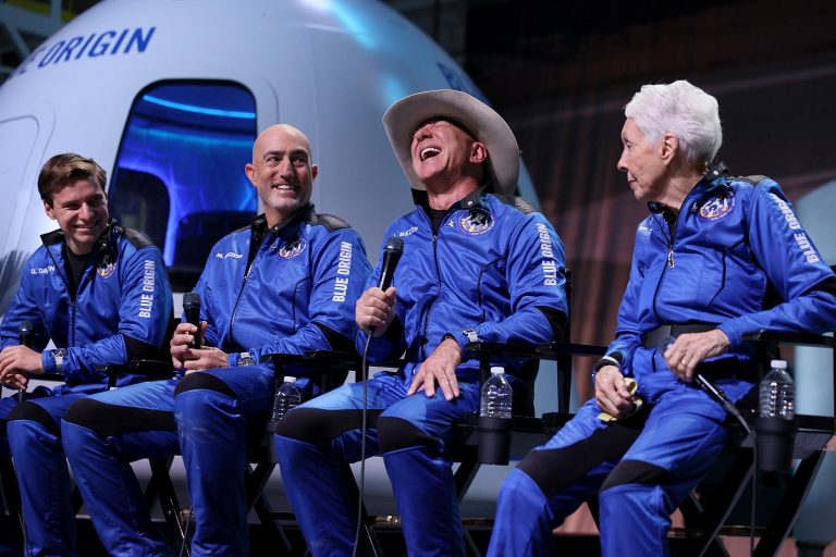 Jeff Bezos, de chapéu, e a tripulação do New Shepard, da Blue Origin, dão uma entrevista coletiva após voar para o espaço no Blue Origin New Shepard em 20 de julho de 2021, em Van Horn, no Texas. Foto Joe Raedle/Getty Images/AFP