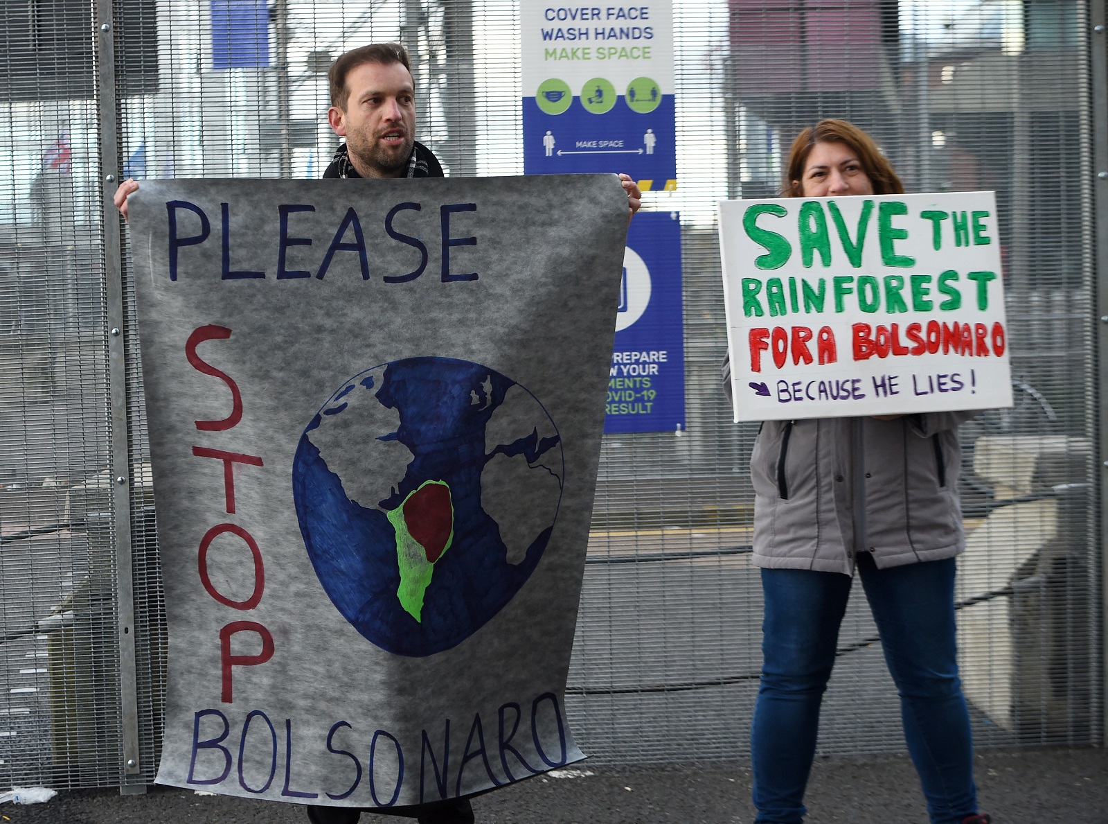 Manifestantes protestam, na COP26, em Glasgow, contra a política ambiental do governo Bolsonaro. Foto Andy Buchanan/AFP