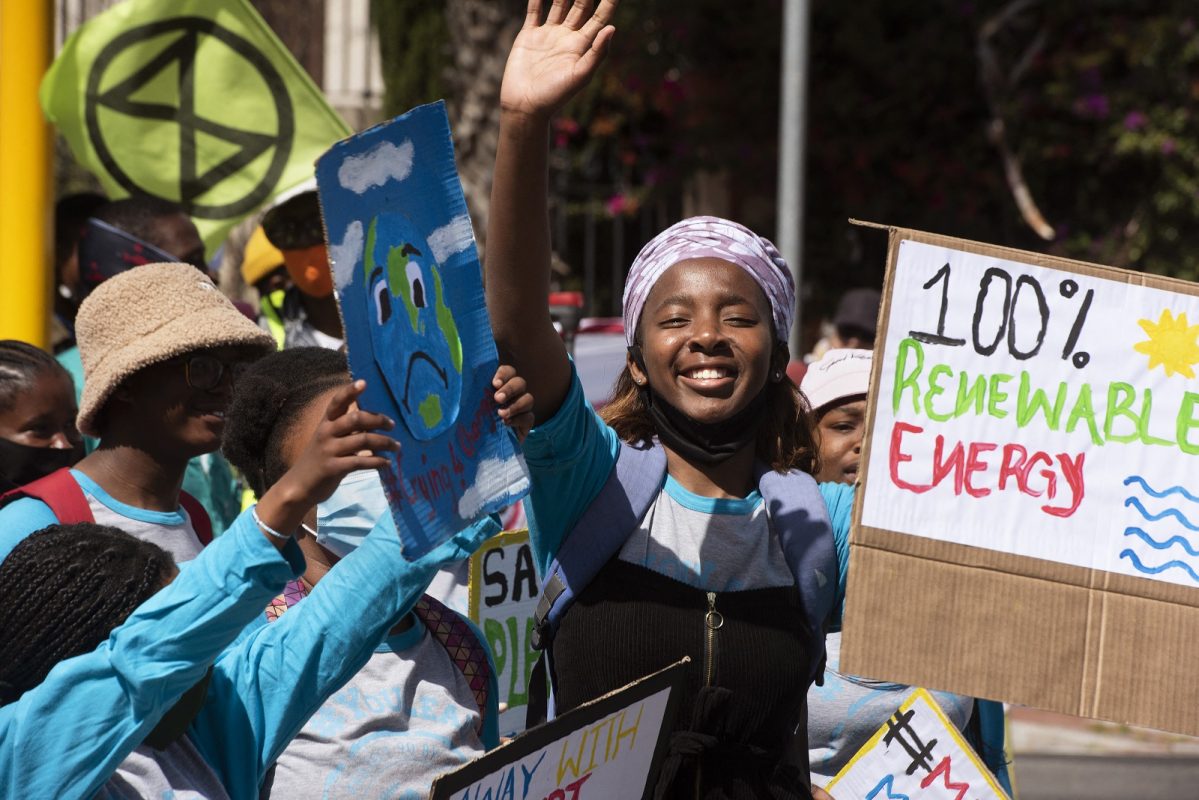 Manifestantes participam do Global Climate Strike , na Cidade do Cabo. Eles protestam contra as causas da mudanças climáticas, de um modo geral, e contra os impactos no continente africano. Foto Rodger Bosch/AFP. Setembro/2021