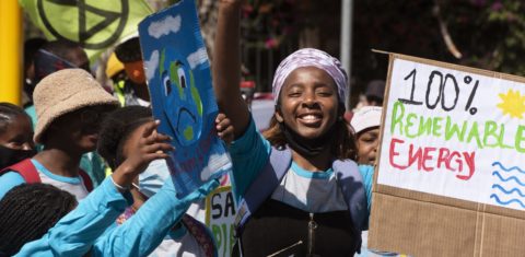 Manifestantes participam do Global Climate Strike , na Cidade do Cabo. Eles protestam contra as causas da mudanças climáticas, de um modo geral, e contra os impactos no continente africano. Foto Rodger Bosch/AFP. Setembro/2021