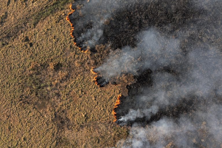 Vista aérea de um incêndio florestal em Porto Jofre, no Pantanal. O fim do desmatamento ilegal é a principal medida para a redução das emissões de carbono do Brasil. Foto Carl de Souza/AFP