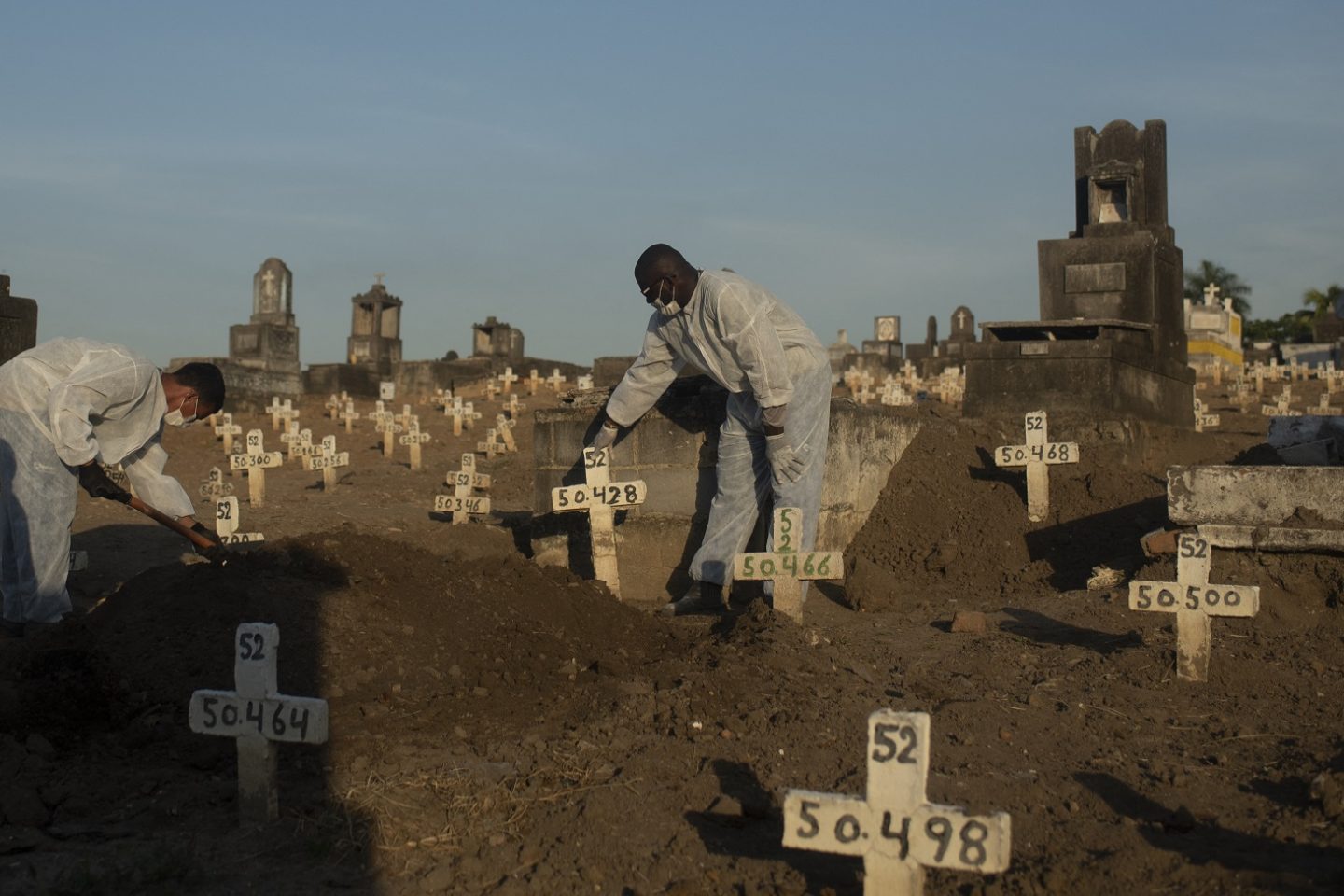 Enterro de vítimas de covid-19 no cemitério de Inhaúma, no Rio de Janeiro: Brasil chega a 512 mil vidas perdidas. Foto Fábio Teixeira/NurPhoto/AFP