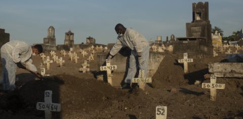 Enterro de vítimas de covid-19 no cemitério de Inhaúma, no Rio de Janeiro: Brasil chega a 512 mil vidas perdidas. Foto Fábio Teixeira/NurPhoto/AFP