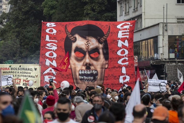 Manifestantes protestam em São Paulo contra a corrupção no governo Bolsonaro e contra a falta de uma política efetiva de combate à covid-19. Foto Paulo Lopes/Anadoly Agency/AFP