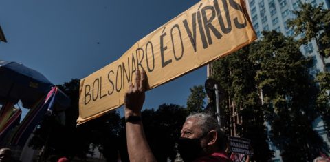 Manifestante exibe cartaz contra o presidente Bolsonaro durante protesto no Rio. Foto Bárbara Dias/AGIF/AFP