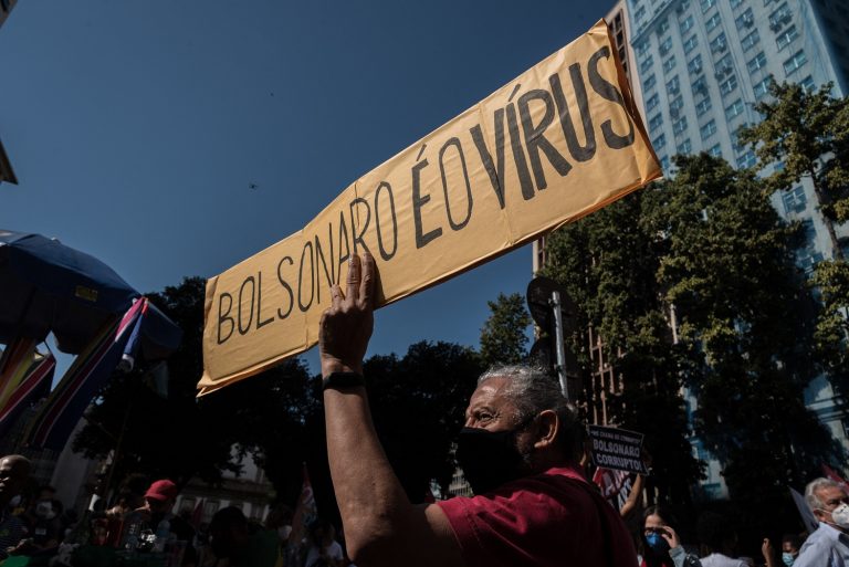 Manifestante exibe cartaz contra o presidente Bolsonaro durante protesto no Rio. Foto Bárbara Dias/AGIF/AFP
