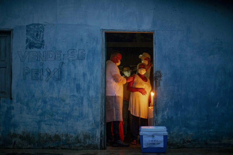 Desde que a profissional de saúde quilombola Raimunda Nonata, de 70 anos, recebeu a primeira dose da Coronavac,, em janeiro, o Brasil viu os números da doença melhorarem, apesar de seguirem em níveis muito elevados. Foto Tarso Sarraf/AFP