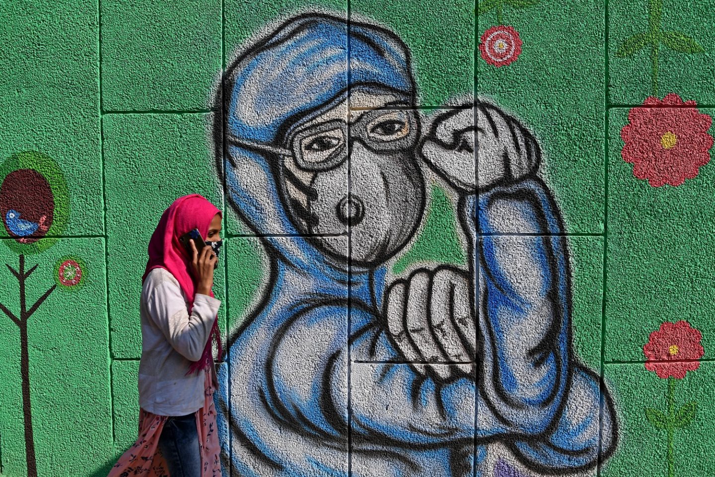Grafite em Nova Déli mostra a luta de todos os países do mundo contra a covid-19. Foto Sajjad Hussan/AFP