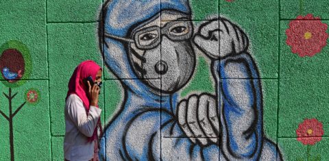 Grafite em Nova Déli mostra a luta de todos os países do mundo contra a covid-19. Foto Sajjad Hussan/AFP