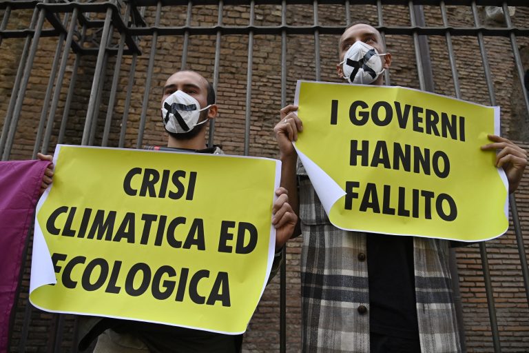 Ativistas protestam contra a Cúpula de Líderes Mundiais do G20, na Itália. Nos cartazes: "Crise climática e ecológica" e "Os governos falharam". Foto de Alberto PIZZOLI / AFP