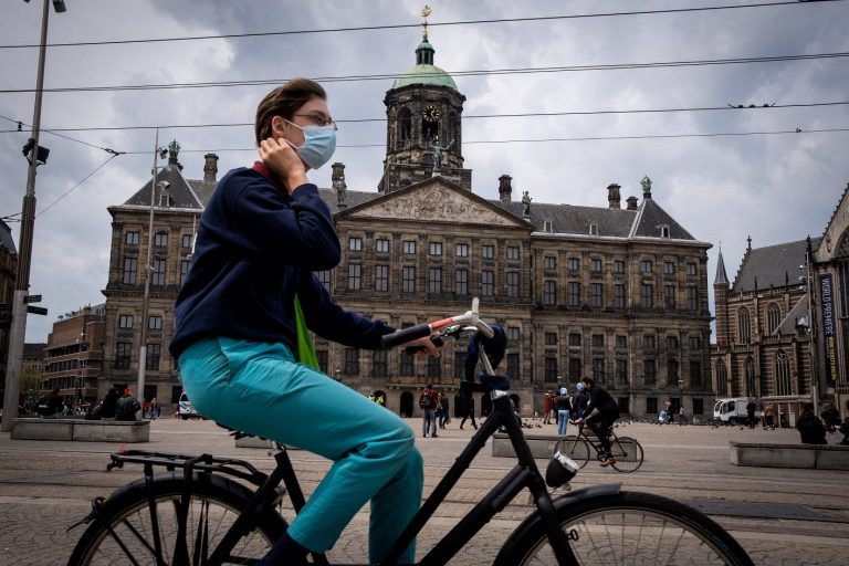 Jovem passeia de bicicleta por Amsterdam, na Holanda. O país voltou a sofrer com a pandemia. Foto Matin Bertrand