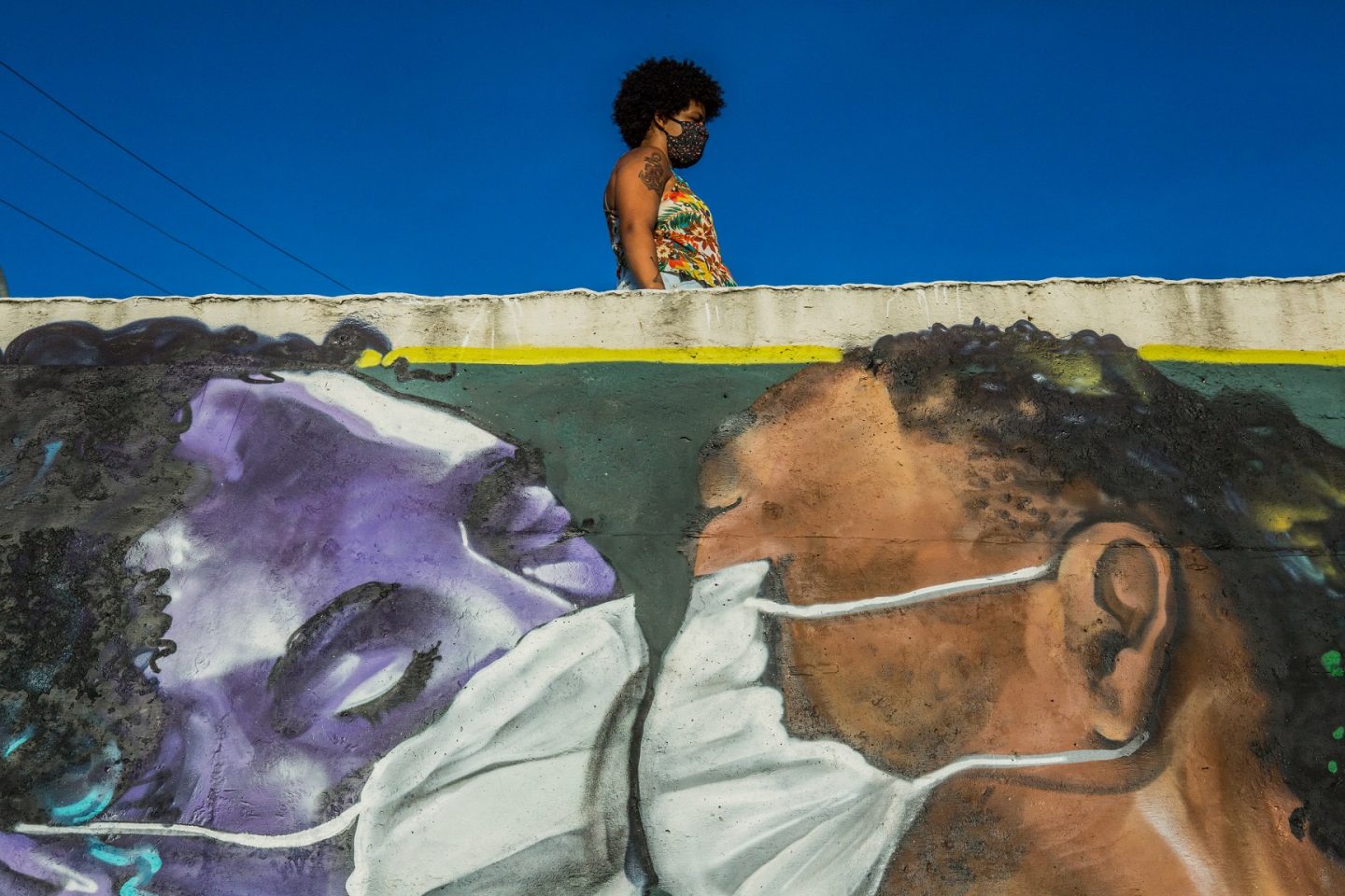 Na entrada da favela Solar do Unhão, em Salvador, o grafite do artista Marcos Costa, ou Spray Cabuloso. Esta semana o govenador da Bahia decretou toque de recolher por conta os hospitais lotados no Estado. Foto Antonello Veneri/AFP