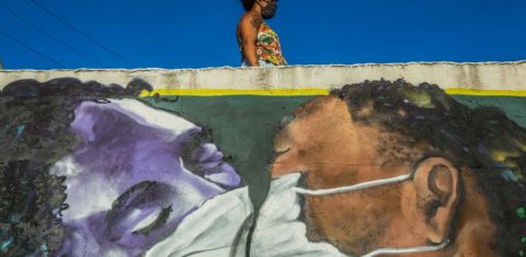 Na entrada da favela Solar do Unhão, em Salvador, o grafite do artista Marcos Costa, ou Spray Cabuloso. Esta semana o govenador da Bahia decretou toque de recolher por conta os hospitais lotados no Estado. Foto Antonello Veneri/AFP