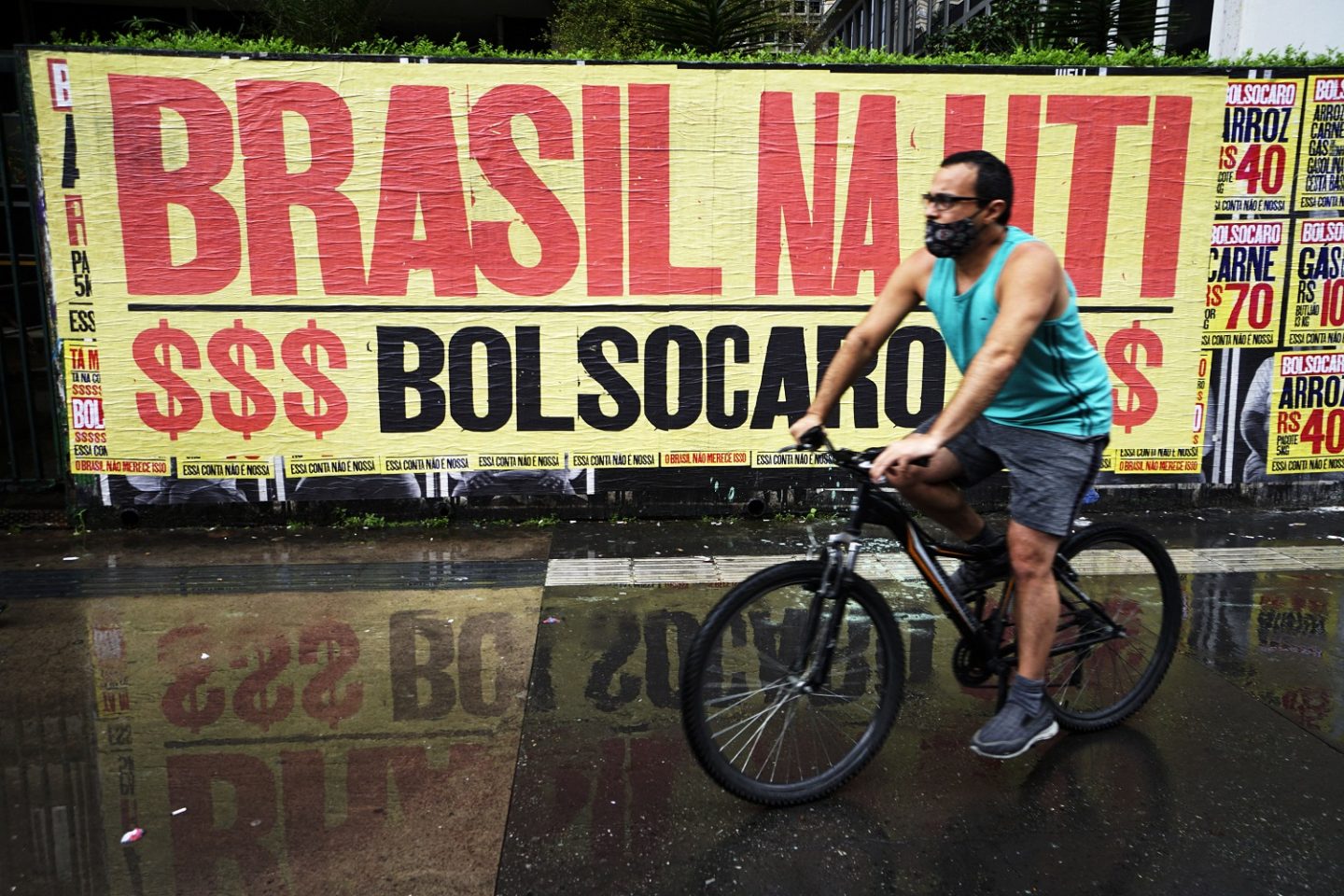 Em um protesto em São Paulo, faixa registra a situação da saúde e da economia no país em tempos de pandemia. Foto Cris Faga/NurPhoto/AFP. Março/2021