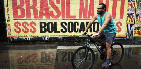 Em um protesto em São Paulo, faixa registra a situação da saúde e da economia no país em tempos de pandemia. Foto Cris Faga/NurPhoto/AFP. Março/2021