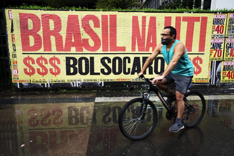Em um protesto em São Paulo, faixa registra a situação da saúde e da economia no país em tempos de pandemia. Foto Cris Faga/NurPhoto/AFP. Março/2021