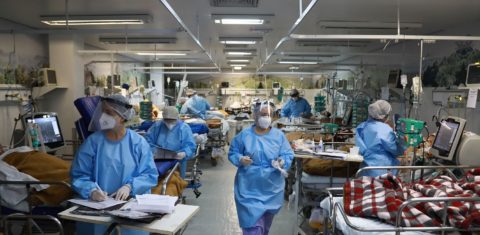 Pronto-socorro do hospital Nossa Senhora da Conceição, em Porto Alegre, lotado de pacientes infectados com o coronavírus. Foto Silvio Avila/AFP. Março/2021