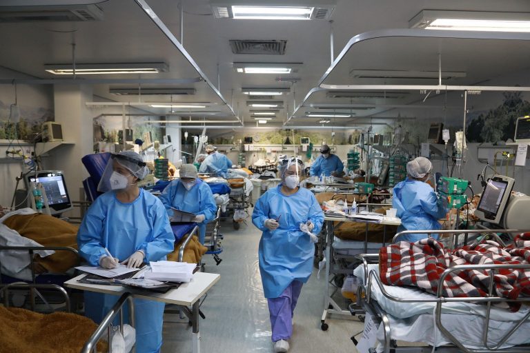 Pronto-socorro do hospital Nossa Senhora da Conceição, em Porto Alegre, lotado de pacientes infectados com o coronavírus. Foto Silvio Avila/AFP. Março/2021