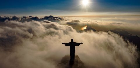 Em Outubro deste ano o Cristo Redentor estará completando 90 anos, sem festas. Nesta época o país ainda estará chorando pelos seus mais de 500 mil mortos. Que Deus nos ajude. Foto Carl de Souza/AFP. Março/2021