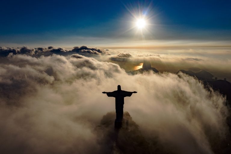 Em Outubro deste ano o Cristo Redentor estará completando 90 anos, sem festas. Nesta época o país ainda estará chorando pelos seus mais de 500 mil mortos. Que Deus nos ajude. Foto Carl de Souza/AFP. Março/2021