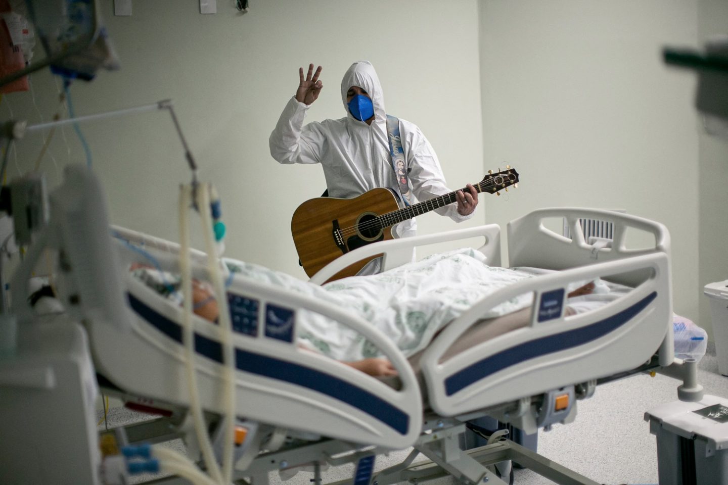 Profissional de saúde canta para um paciente de covid-19 no Hospital Português, em Belém, ,no Pará. Foto Tasso Sarraf/AFP. Abril/2021