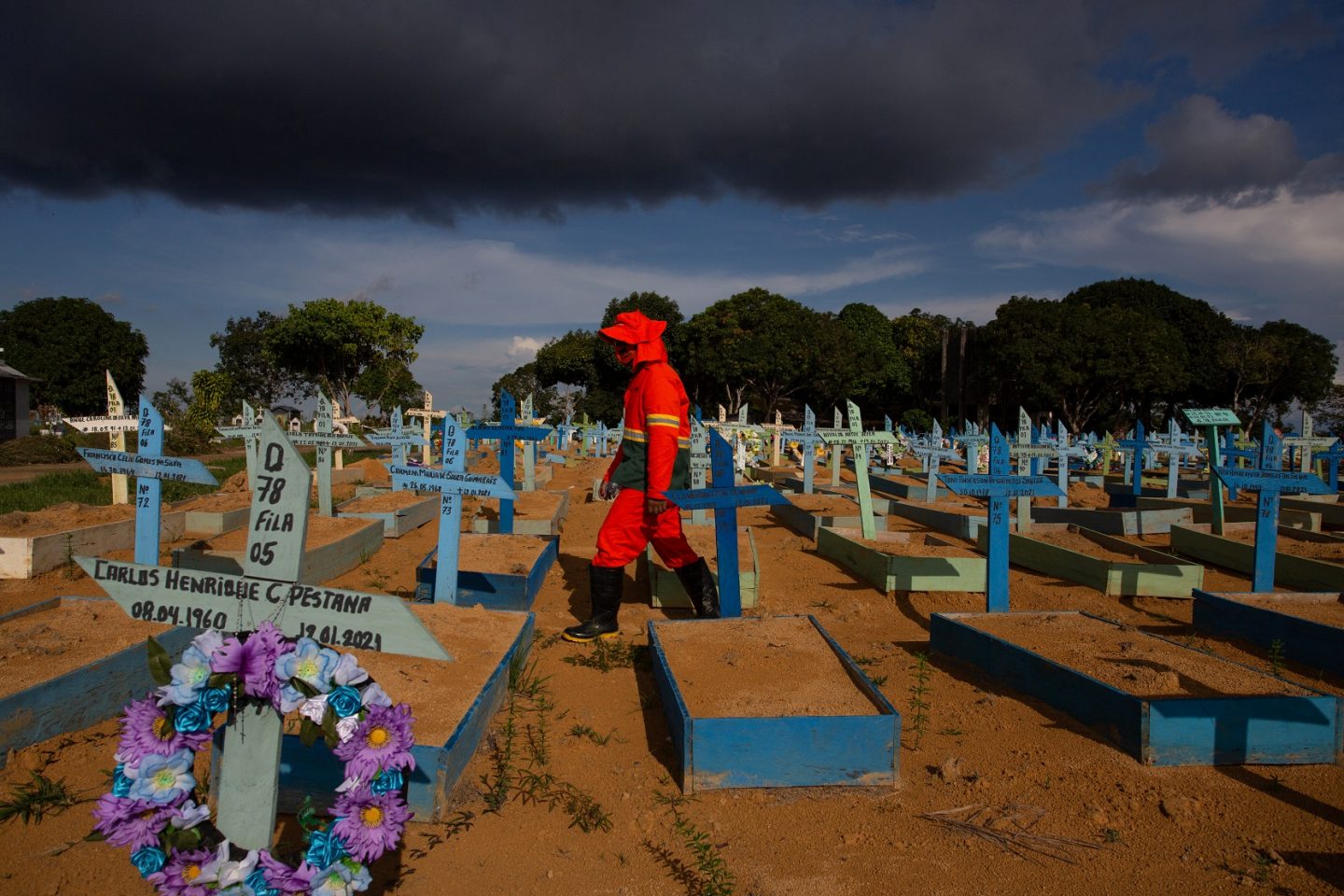 Abril no Sudeste tem mais óbitos do que nascimentos: coveiro caminha entre os túmulos das vítimas de covid-19 no cemitério Nossa Senhora Aparecida, em Manaus. O Brasil ultrapassou esta semana a marca de 400 mil mortos. Foto Michael Dantas/AFP. Abril/2021