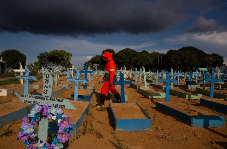 Abril no Sudeste tem mais óbitos do que nascimentos: coveiro caminha entre os túmulos das vítimas de covid-19 no cemitério Nossa Senhora Aparecida, em Manaus. O Brasil ultrapassou esta semana a marca de 400 mil mortos. Foto Michael Dantas/AFP. Abril/2021