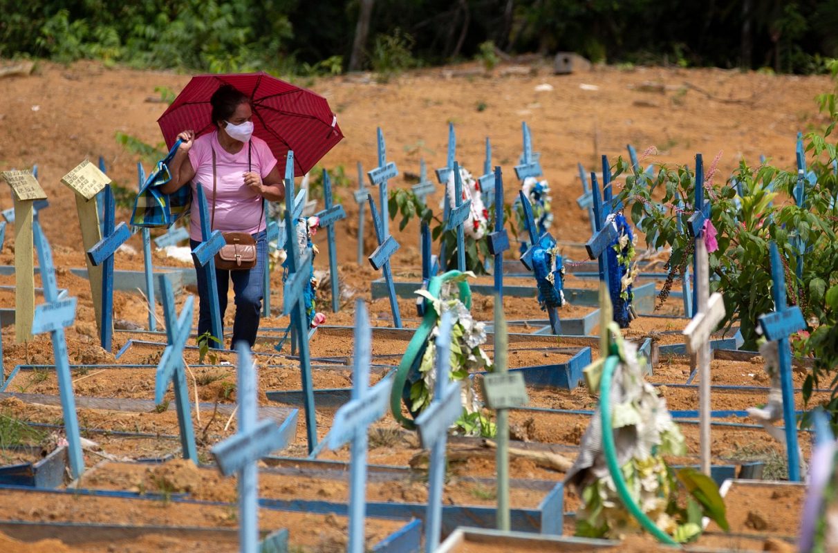 Covid-19 no Brasil: no primeiro dia em que os cemitérios foram abertos ao público, mulher caminha no cemitério Nossa Senhora Aparecida, em Manaus, no Amazonas. Foto Michael Dantas/AFP. Maio/2021