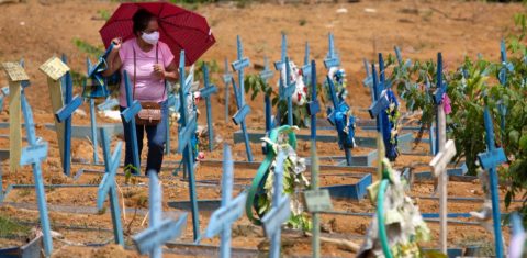 Covid-19 no Brasil: no primeiro dia em que os cemitérios foram abertos ao público, mulher caminha no cemitério Nossa Senhora Aparecida, em Manaus, no Amazonas. Foto Michael Dantas/AFP. Maio/2021