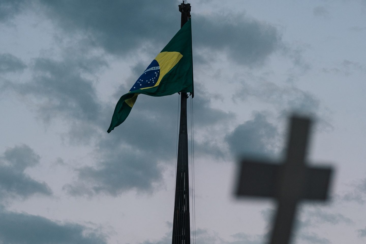 Imagem de uma manifestação em Brasília contra a morte da população negra e pobre no Brasil e contra o descaso do governo no combate à covid-19. Foto Ricardo Jayme (AGIF/AFP). Maio/2021
