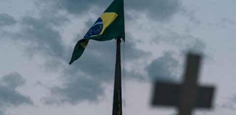 Imagem de uma manifestação em Brasília contra a morte da população negra e pobre no Brasil e contra o descaso do governo no combate à covid-19. Foto Ricardo Jayme (AGIF/AFP). Maio/2021