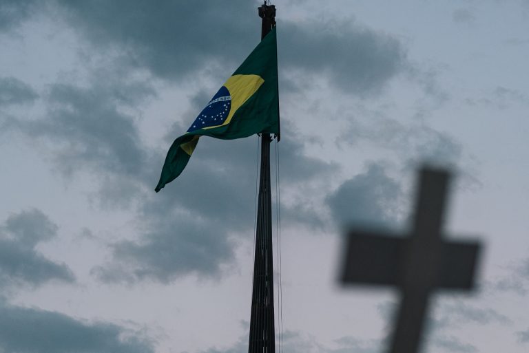 Imagem de uma manifestação em Brasília contra a morte da população negra e pobre no Brasil e contra o descaso do governo no combate à covid-19. Foto Ricardo Jayme (AGIF/AFP). Maio/2021