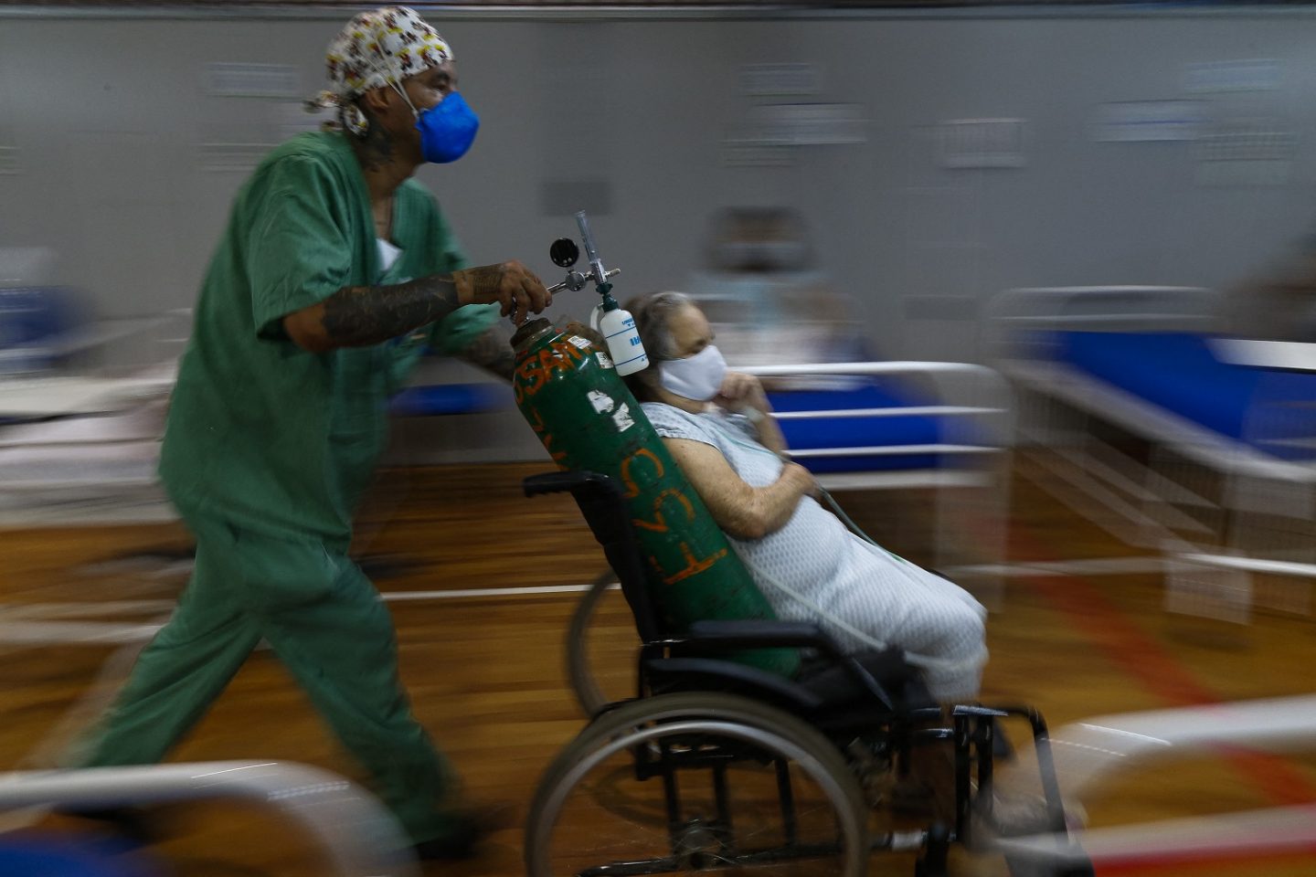 Paciente com covid-19 é atendida em um hospital instalado em uma academia de esportes, em Santo André, no estado de São Paulo. Foto Miguel Schincariol/AFP. Março/2021