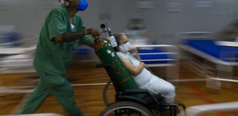 Paciente com covid-19 é atendida em um hospital instalado em uma academia de esportes, em Santo André, no estado de São Paulo. Foto Miguel Schincariol/AFP. Março/2021