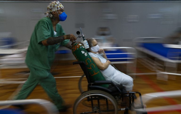 Paciente com covid-19 é atendida em um hospital instalado em uma academia de esportes, em Santo André, no estado de São Paulo. Foto Miguel Schincariol/AFP. Março/2021