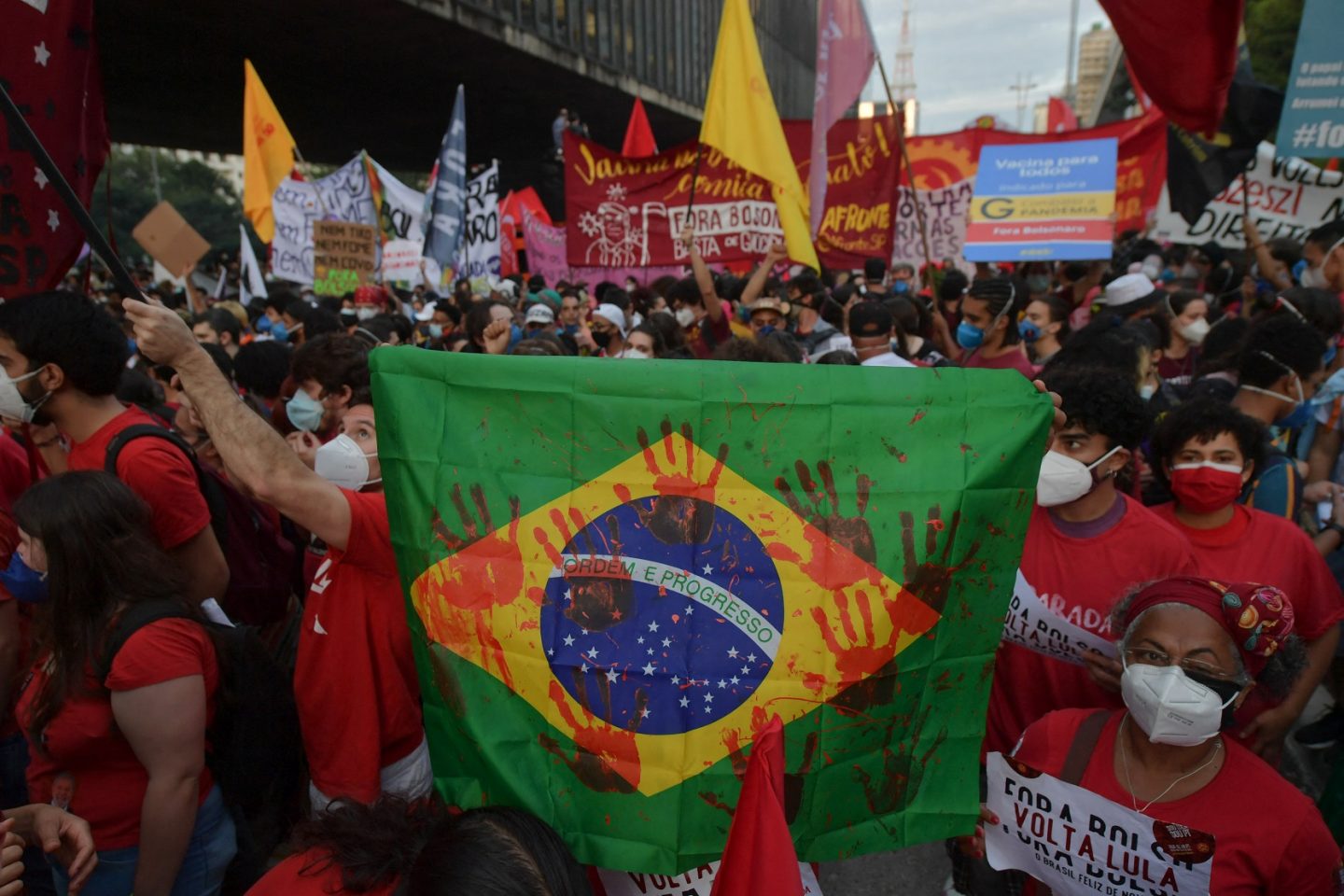 Pandemia de covid-19: Manifestantes participam de um protesto em São Paulo contra o tratamento dado à covid-19 pelo presidente Jair Bolsonaro. Foto Nelson Almeida/AFP. Maio/2021