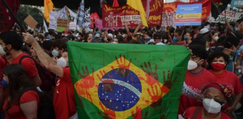 Pandemia de covid-19: Manifestantes participam de um protesto em São Paulo contra o tratamento dado à covid-19 pelo presidente Jair Bolsonaro. Foto Nelson Almeida/AFP. Maio/2021