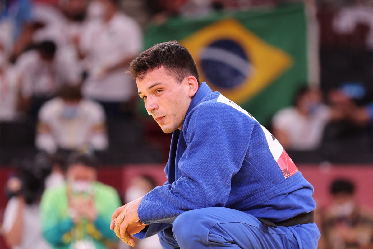 O brasileiro Daniel Cargnin comemora a medalha de bronze de judô masculino -66kg contra o israelense Baruch Shmailov durante os Jogos Olímpicos de Tóquio. Foto Jack Guez/AFP. Julho/2021