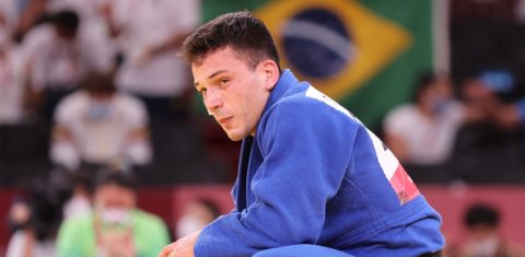 O brasileiro Daniel Cargnin comemora a medalha de bronze de judô masculino -66kg contra o israelense Baruch Shmailov durante os Jogos Olímpicos de Tóquio. Foto Jack Guez/AFP. Julho/2021