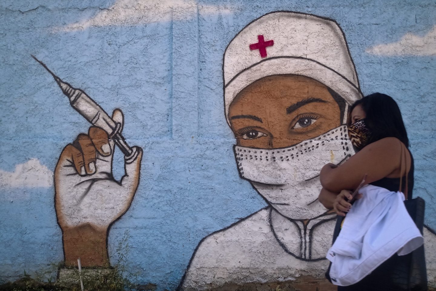 Avanço da vacinação vem permitindo que o Brasil reduza as médias de casos e mortes. Foto Fabio Teixeira/NurPhoto via AFP