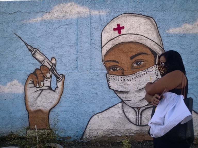 Avanço da vacinação vem permitindo que o Brasil reduza as médias de casos e mortes. Foto Fabio Teixeira/NurPhoto via AFP
