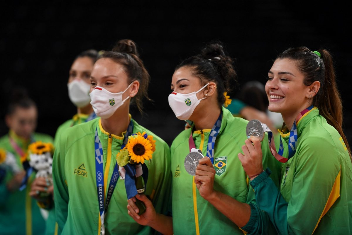 Meninas do vôlei comemoram a medalha de prata em Tóquio. Nesta Olimpíada, 43% das medalhas do Brasil foram conquistadas por mulheres. Foto Yuri Cortez/AFP. Agosto/2021