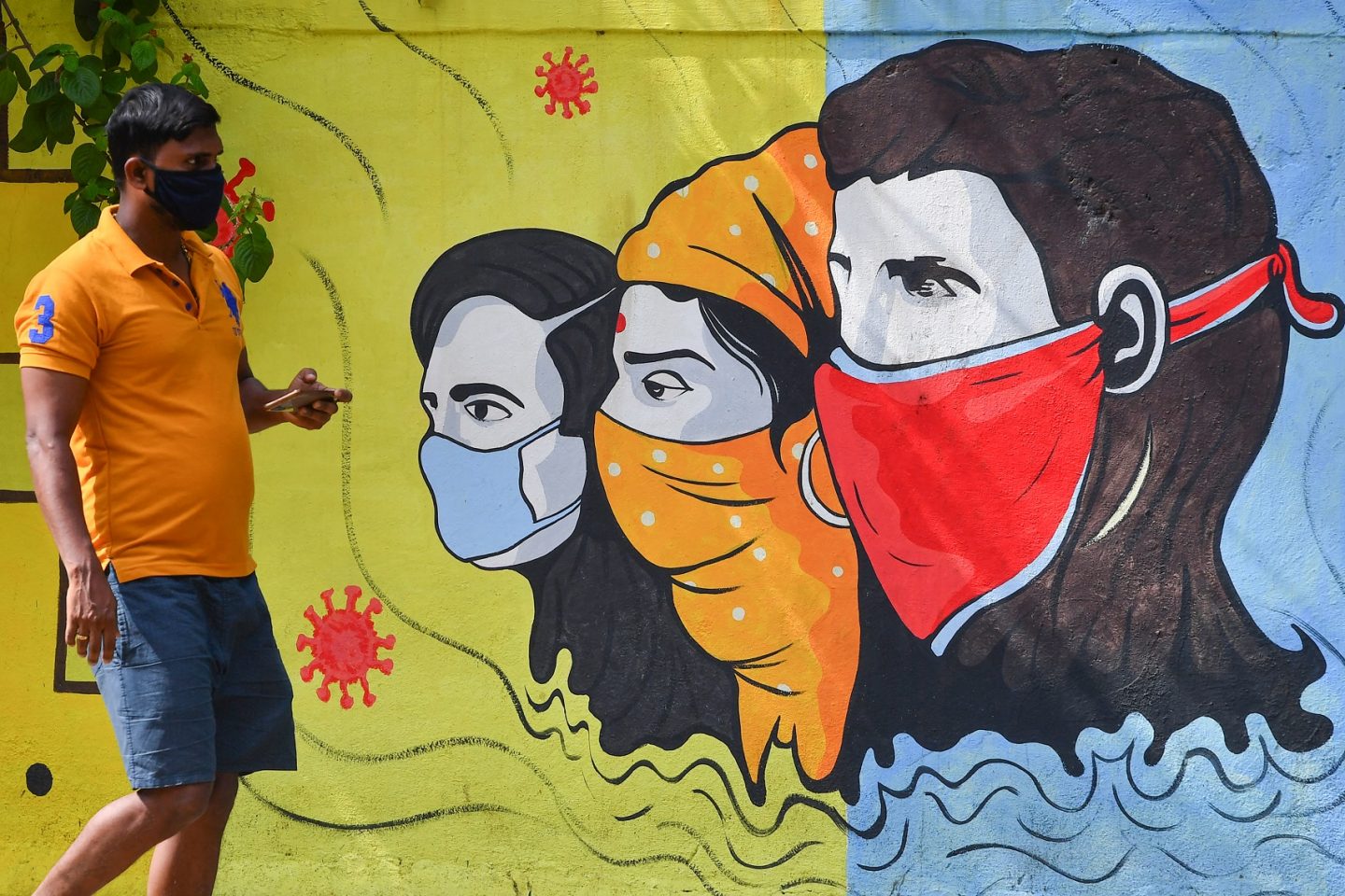 Em Mumbai, um grafite ajuda a conscientizar as pessoas sobre a importância do uso de máscaras. A Índia é o segundo país em número acumulado de casos de covid-19. Foto Indranil Mukherjee/AFP