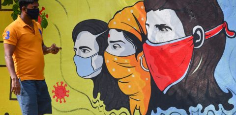 Em Mumbai, um grafite ajuda a conscientizar as pessoas sobre a importância do uso de máscaras. A Índia é o segundo país em número acumulado de casos de covid-19. Foto Indranil Mukherjee/AFP