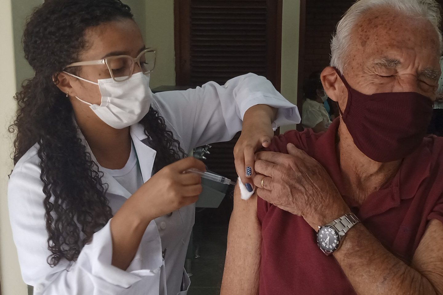 No Rio de Janeiro, idosos com mais de 70 anos recebem a dose de reforço da vacina contra a covid-19. O Brasil está prestes a alcançar 600 mil mortes pela doença. Foto Fabio Teixeira/Anadolu Agency/AFP. Setembro/2021
