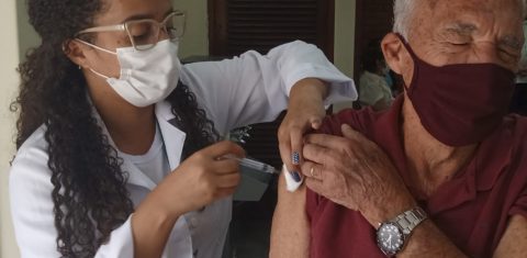 No Rio de Janeiro, idosos com mais de 70 anos recebem a dose de reforço da vacina contra a covid-19. O Brasil está prestes a alcançar 600 mil mortes pela doença. Foto Fabio Teixeira/Anadolu Agency/AFP. Setembro/2021